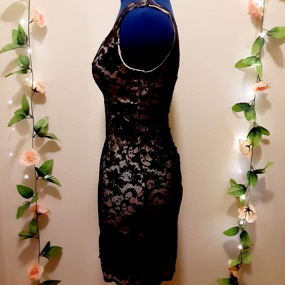 Black lace Windsor dress - Picture 2 of 6